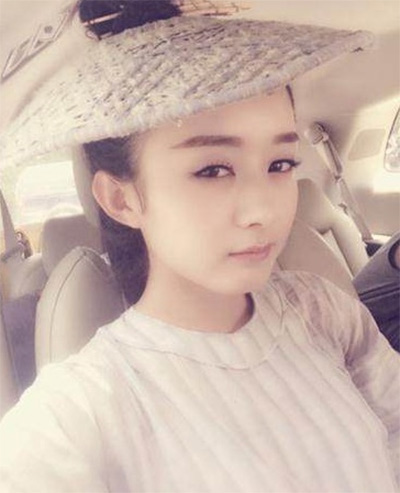 看看女星們花式戴草帽的帽子戲法！